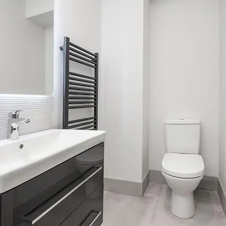 - Clifton 2 Bedroom Apartment